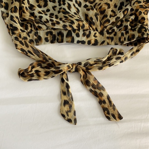 AQUA Leopard Crop Tie Blouse - Picture 3 of 10